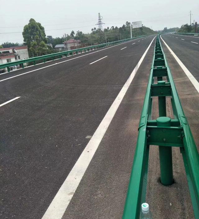 廣(guang)西道路防(fáng)護欄廠家(jiā)***
