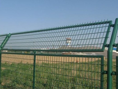 草坪防護網(wang)，場地圍欄網(wǎng)