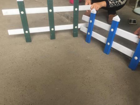 南甯護(hu)欄網廠家，PVC草(cao)坪護欄